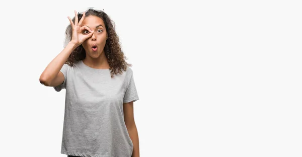 Hermosa Mujer Hispana Joven Con Gafas Haciendo Buen Gesto Conmocionado —  Fotos de Stock