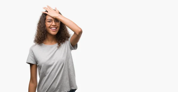 Schöne Junge Hispanische Frau Mit Brille Überrascht Mit Der Hand — Stockfoto