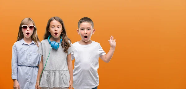 Group Boy Girls Kids Orange Background Scared Shock Surprise Face — Stock Photo, Image
