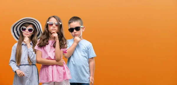 Group Boy Girls Kids Orange Background Serious Face Thinking Question — Stock Photo, Image