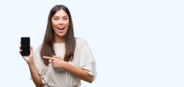 Jonge Mooie Hispanic Gebruikend Smartphone Erg Blij Met Hand Vinger — Stockfoto