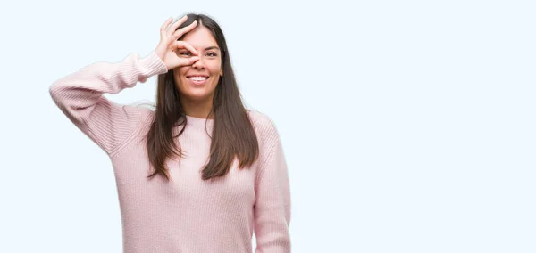 Junge Schöne Hispanische Frau Trägt Einen Pullover Tut Geste Mit — Stockfoto