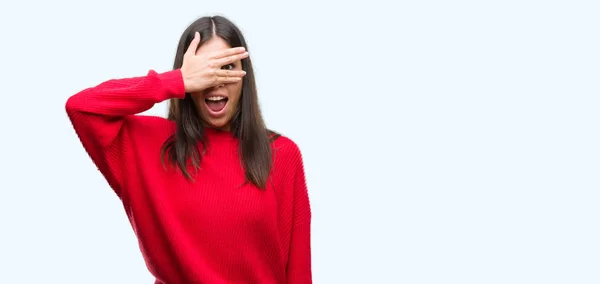 Joven Hermosa Hispana Vistiendo Suéter Rojo Asomándose Shock Cubriendo Cara —  Fotos de Stock