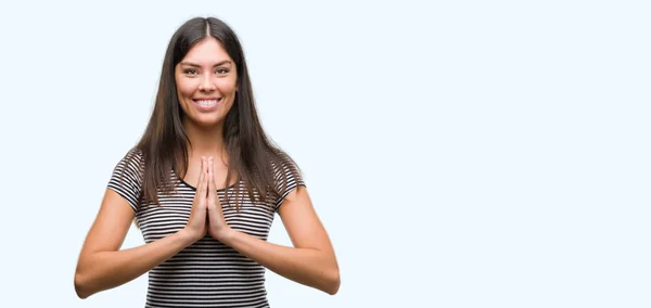 Jeune Belle Femme Hispanique Priant Avec Les Mains Ensemble Demandant — Photo