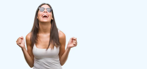 Jovens Belos Hispânicos Vestindo Óculos Sol Celebrando Surpreso Surpreso Pelo — Fotografia de Stock