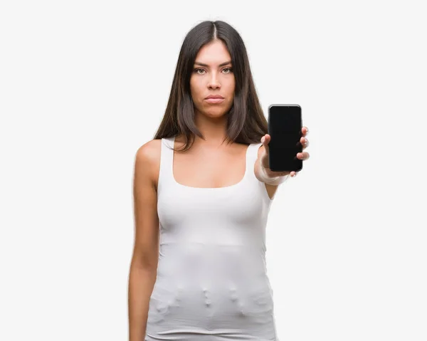 Jonge Mooie Spaanse Weergegeven Smartphone Met Een Vertrouwen Uitdrukking Slimme — Stockfoto
