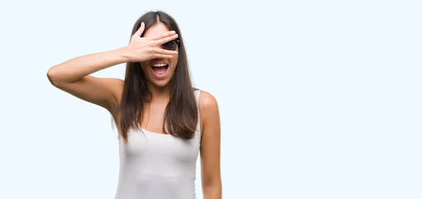 Joven Hermosa Hispana Usando Gafas Sol Asomándose Shock Cubriendo Cara — Foto de Stock