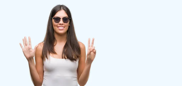 Giovane Bella Ispanico Indossare Occhiali Sole Mostrando Indicando Con Dita — Foto Stock