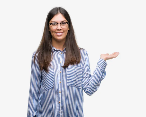 Young Beautiful Hispanic Business Woman Smiling Cheerful Presenting Pointing Palm — Stock Photo, Image