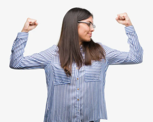 Giovane Donna Affari Ispanica Bella Mostrando Muscoli Braccia Sorridente Orgoglioso — Foto Stock