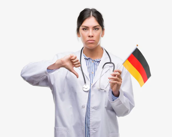 Joven Doctora Hispana Sosteniendo Bandera Alemania Con Cara Enojada Signo —  Fotos de Stock
