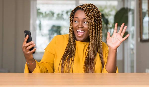 Αφρικανική Αμερικανική Γυναίκα Χρησιμοποιώντας Smartphone Πολύ Χαρούμενος Και Ενθουσιασμένος Νικητής — Φωτογραφία Αρχείου
