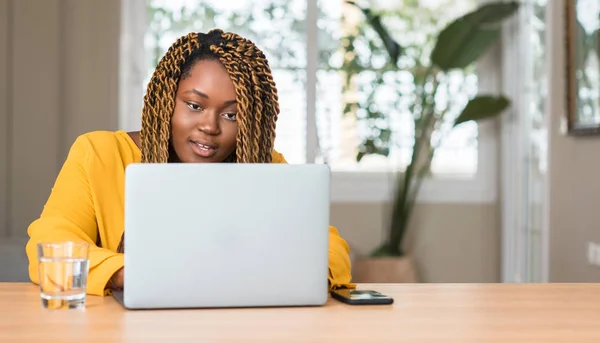Afroamerikanerin Mit Laptop Erschrocken Mit Überraschungsgesicht Ängstlich Und Aufgeregt Mit — Stockfoto