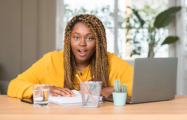 Africano Americano Mulher Estudando Com Laptop Assustado Choque Com Rosto — Fotografia de Stock