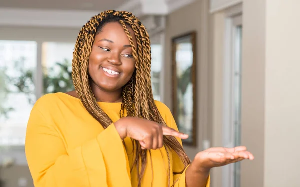 Afrikanisch Amerikanische Frau Hause Sehr Glücklich Zeigt Mit Der Hand — Stockfoto