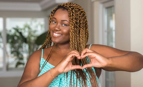 Africano Americano Mulher Casa Sorrindo Amor Mostrando Símbolo Coração Forma — Fotografia de Stock