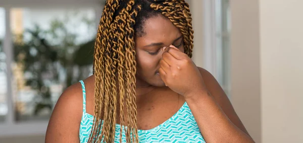 Mujer Afroamericana Casa Cansada Frotando Nariz Ojos Sintiendo Fatiga Dolor — Foto de Stock