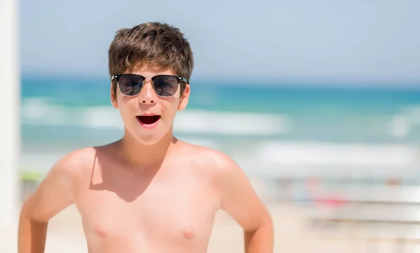 Kleinkind Urlaub Strand Erschrocken Mit Einem Überraschungsgesicht Ängstlich Und Aufgeregt — Stockfoto