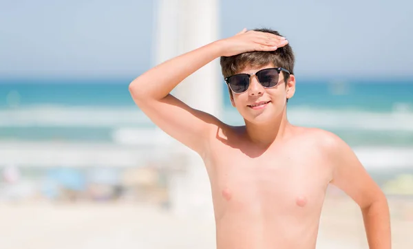 Kind Urlaub Strand Gestresst Mit Der Hand Auf Dem Kopf — Stockfoto