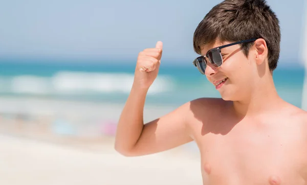 Niño Pequeño Vacaciones Por Playa Gritando Orgulloso Celebrando Victoria Éxito — Foto de Stock