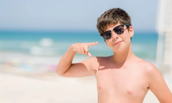 非常に幸せな手と指で指しているビーチで休日に若い子 — ストック写真