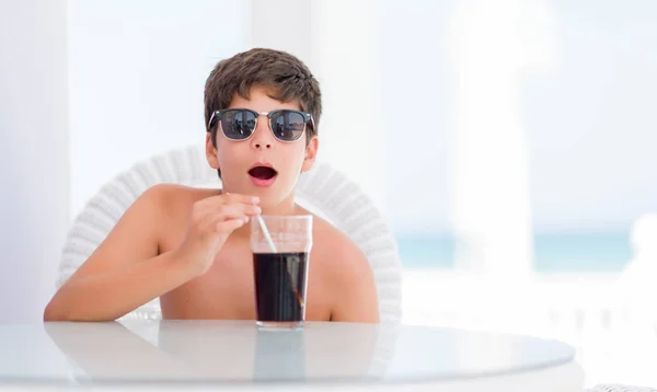 Niño Pequeño Vacaciones Bebiendo Soda Asustado Shock Con Una Cara — Foto de Stock