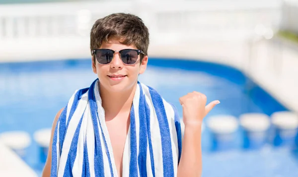 Kleines Kind Urlaub Swimmingpool Strand Zeigt Und Zeigt Mit Dem — Stockfoto