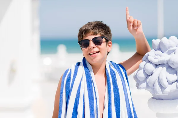 Bambino Vacanza Indossando Asciugamano Della Marina Vicino Alla Spiaggia Sorpreso — Foto Stock