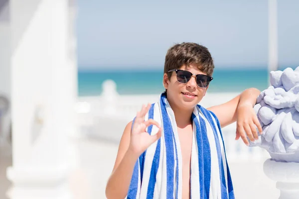 Bambino Vacanza Indossando Asciugamano Della Marina Vicino Alla Spiaggia Facendo — Foto Stock