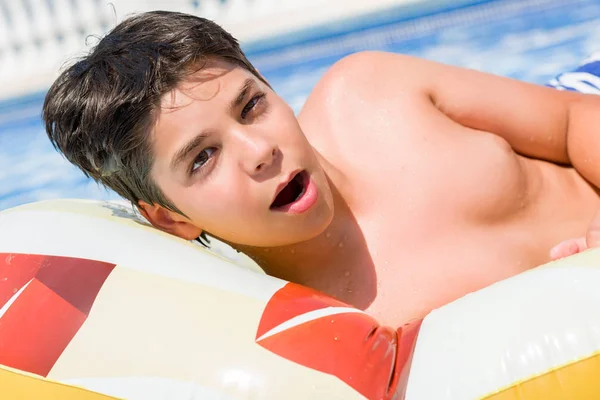 驚き顔 恐怖表現と興奮とショックで怖いビーチでプールで休日にパッドの若い子 — ストック写真