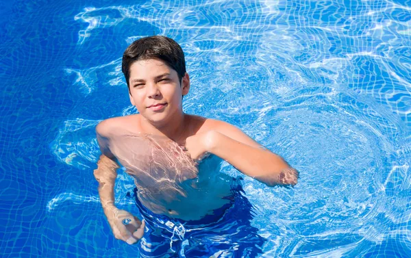 Tatil günlerinde genç çocuk kendisi için sürpriz yüz işaret parmağı plajda yüzme havuzunda