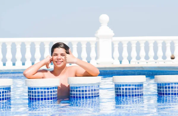 Niño Pequeño Vacaciones Piscina Junto Playa Feliz Con Una Gran —  Fotos de Stock