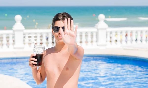 Criança Bebendo Refrigerante Nas Férias Piscina Junto Praia Com Mão — Fotografia de Stock