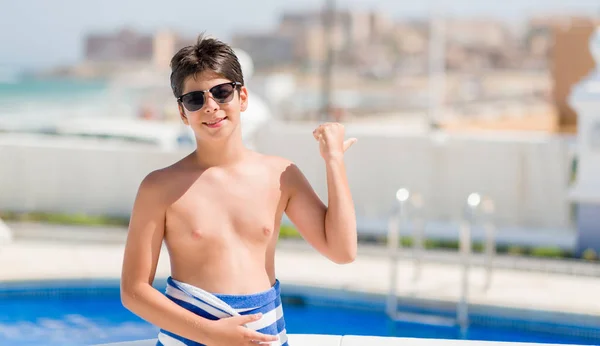 指していると幸せそうな顔を笑顔で側まで親指で示すビーチでプールで休日に若い子 — ストック写真