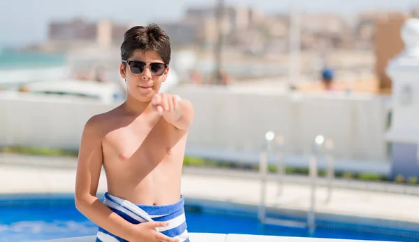 カメラと指で指しているビーチでプールで休日に若い子は 手に署名 正面からポジティブで自信のジェスチャー — ストック写真