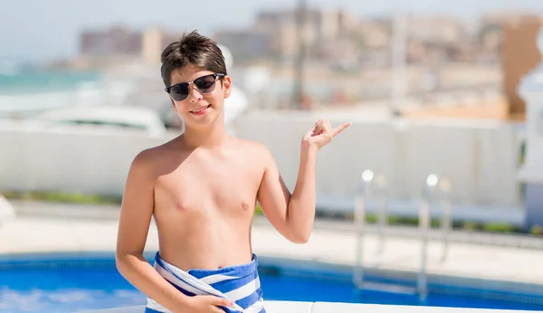 側の手と指で指す非常に幸せのビーチでプールで休日に若い子 — ストック写真