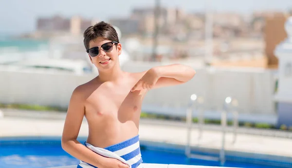 Bambino Vacanza Piscina Vicino Alla Spiaggia Con Faccia Sorpresa Che — Foto Stock