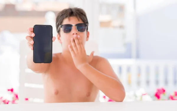 Jong Kind Vakantie Met Smartphone Cover Mond Met Hand Geschokt — Stockfoto