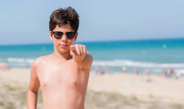 Jeune Enfant Vacances Plage Pointant Doigt Caméra Vous Signe Main — Photo