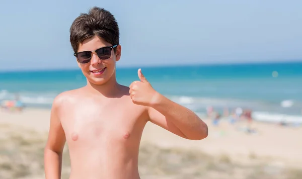 Kleines Kind Urlaub Strand Glücklich Mit Breitem Lächeln Tut Zeichen — Stockfoto
