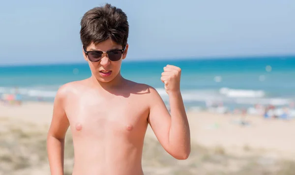 イライラのビーチでの休日の狂気と上げられた手で 叫んで 怒りと不満叫んで怒りコンセプト若い子 — ストック写真