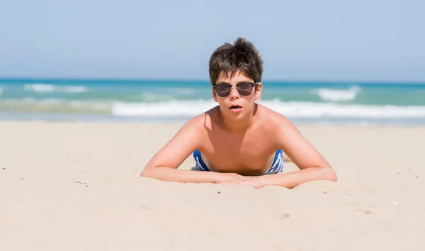 驚き顔 恐怖表現と興奮とショックで怖いビーチで休日に若い子 — ストック写真