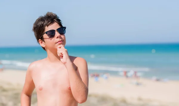 Jong Kind Vakantie Aan Het Strand Ernstige Gezicht Denken Vraag — Stockfoto