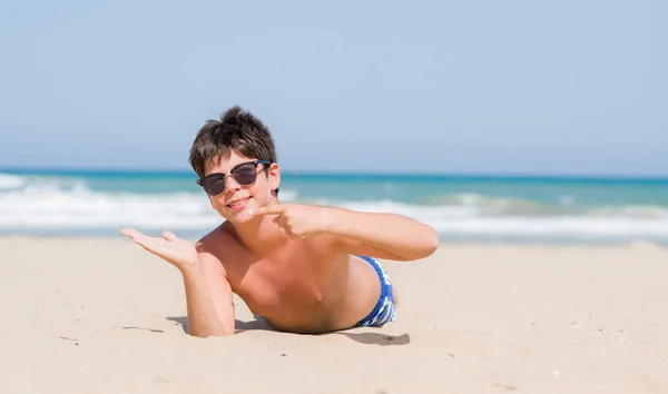 Niño Pequeño Vacaciones Playa Muy Feliz Señalando Con Mano Dedo —  Fotos de Stock