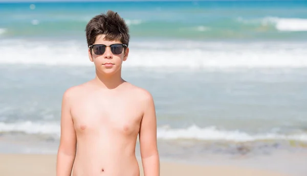 Jeune Enfant Vacances Plage Avec Une Expression Confiante Sur Pensée — Photo