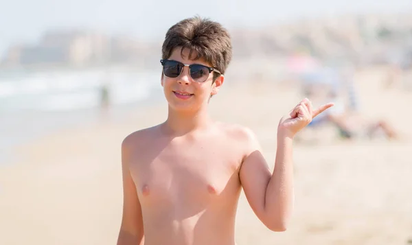 Jong Kind Vakantie Het Strand Erg Blij Met Hand Vinger — Stockfoto