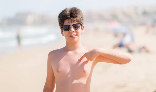 Criança Férias Praia Com Rosto Surpresa Apontando Dedo Para Mesmo — Fotografia de Stock