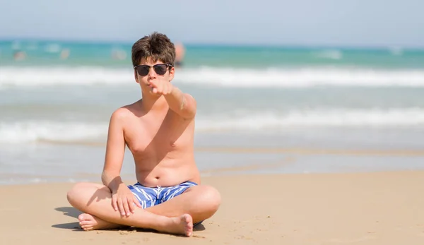 Kleines Kind Urlaub Strand Zeigt Mit Dem Finger Auf Die — Stockfoto