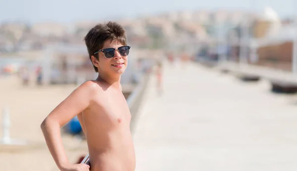 Kleines Kind Urlaub Strand Mit Einem Glücklichen Gesicht Stehend Und — Stockfoto