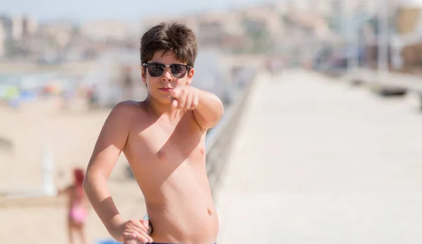 Niño Pequeño Vacaciones Playa Señalando Con Dedo Cámara Usted Signo — Foto de Stock